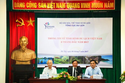 ​  Tổng cục trưởng TCDL Nguyễn Văn Tuấn (giữa), Giám đốc Sở Du lịch TP. Hồ Chí Minh Bùi Tá Hoàng Vũ (phải) và Phó Chủ tịch thường trực Hiệp hội Du lịch Việt Nam Vũ Thế Bình (trái) chủ trì cuộc họp báo